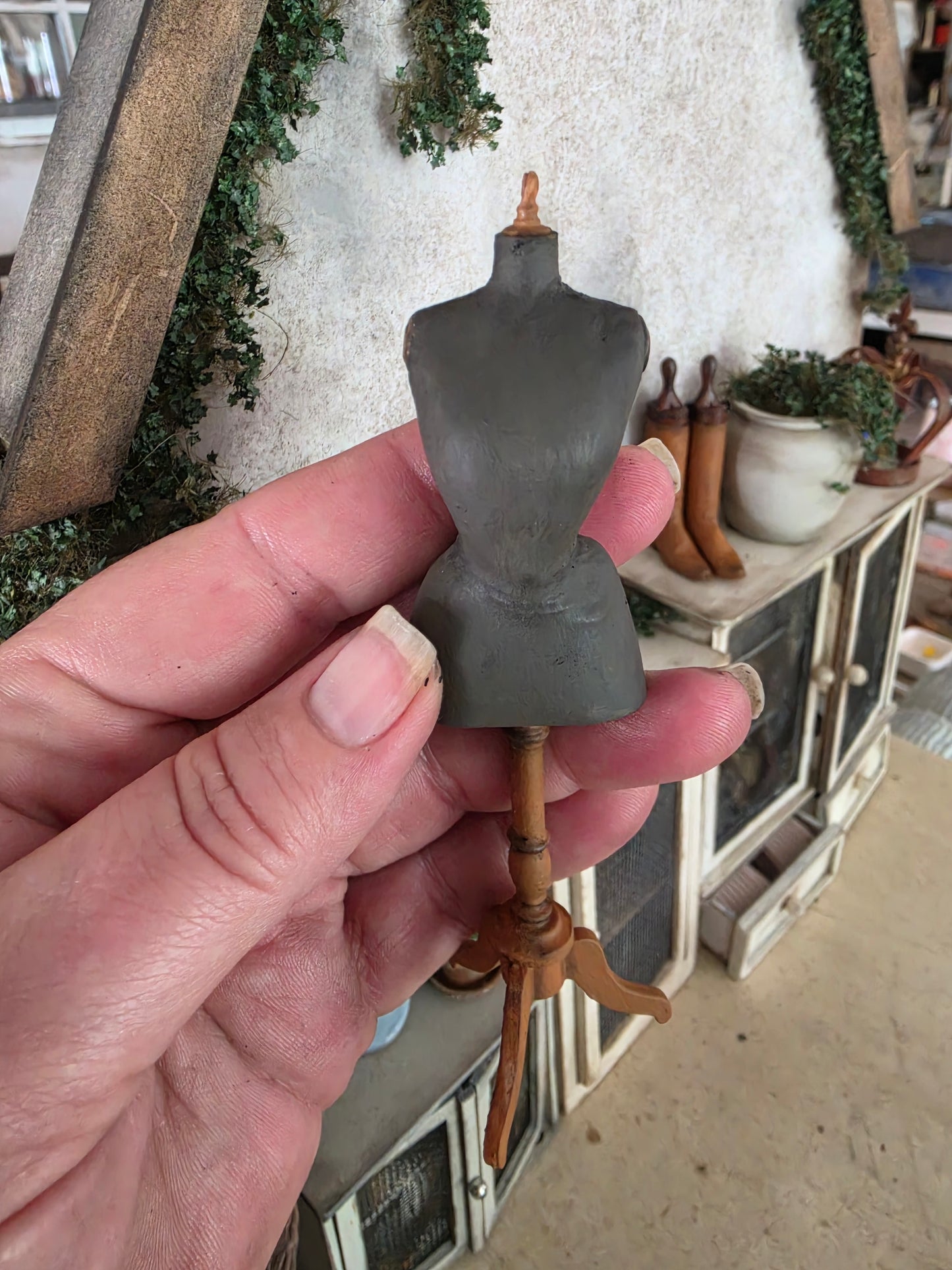 Miniatuur Duivenborst Paspop op Driepoot – Handgemaakt in Brocante Stijl 1:12