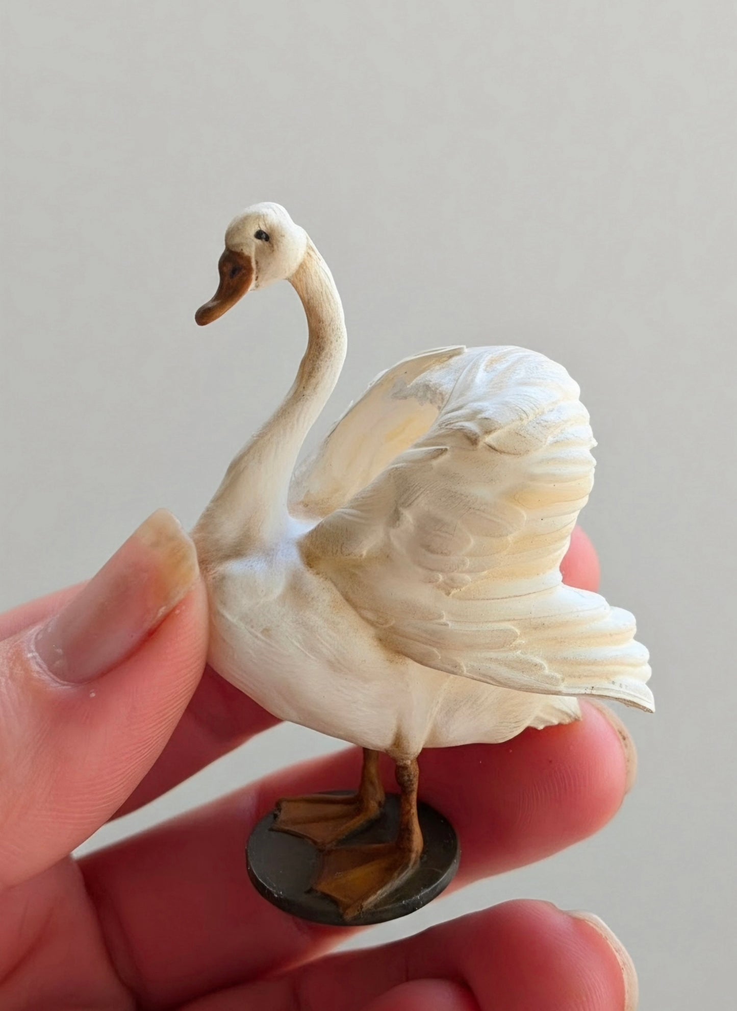 Miniatuur Staande Witte Zwaan – Sierlijke Brocante Elegantie (pre order)