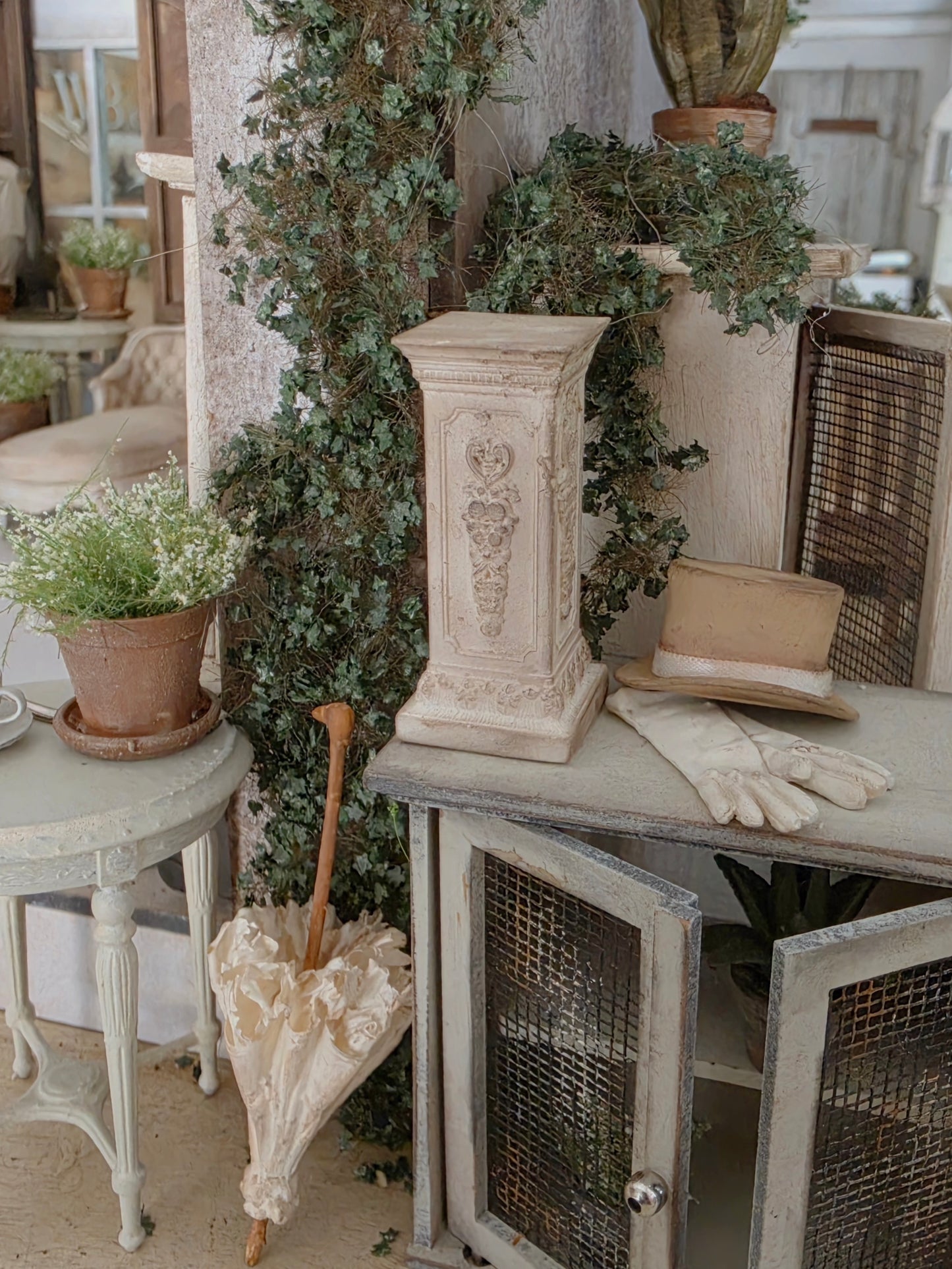 Miniatuur Pedestal / Sokkel – Tijdloze Brocante Elegantie