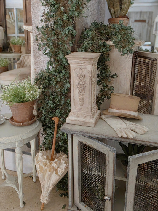 Miniatuur Pedestal / Sokkel – Tijdloze Brocante Elegantie