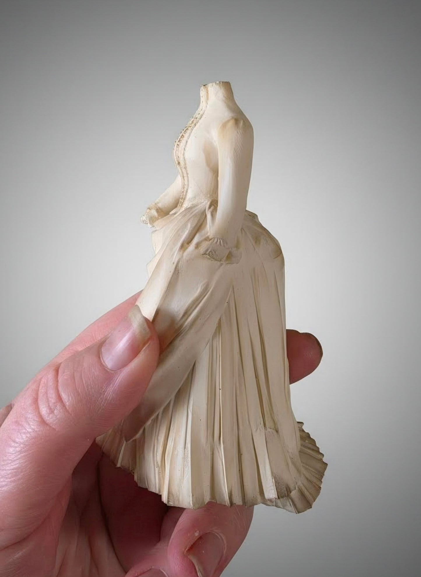 Miniatuur antieke Bustle jurk op paspop schaal 1 12 poppenhuis accessoire vintage mode diorama