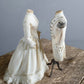 Miniatuur paspop met Napoleon jas schaal 1 op 12 historisch poppenhuis decor