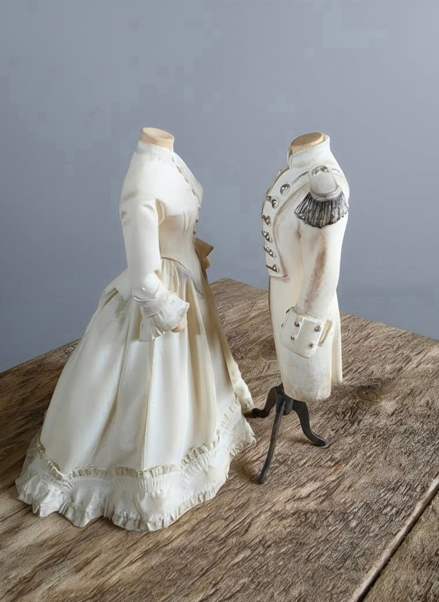 Miniatuur paspop met Napoleon jas schaal 1 op 12 historisch poppenhuis decor