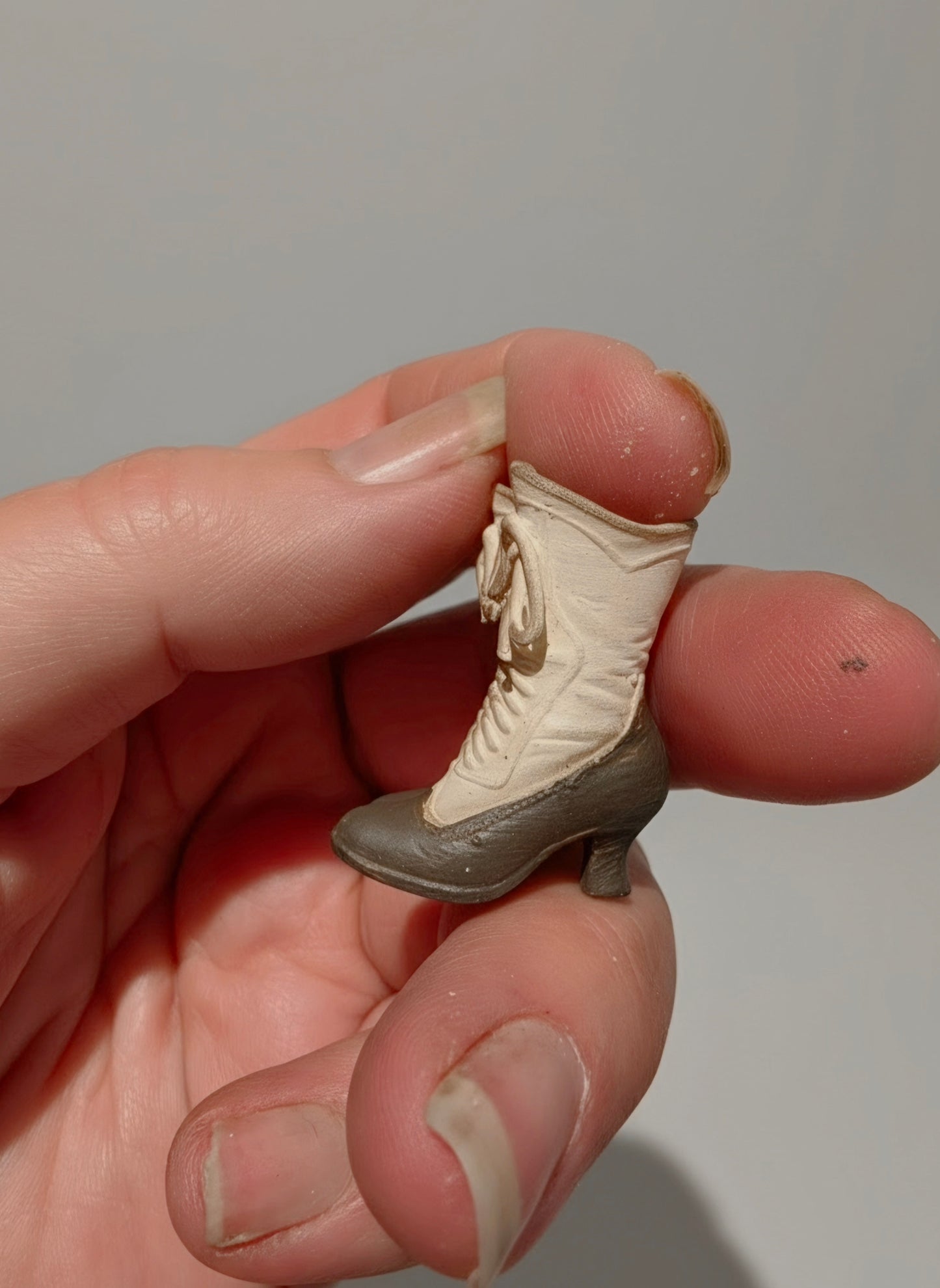 Miniatuur Victoriaanse Schoentjes in Twee Kleuren – Elegantie uit Vervlogen Tijden