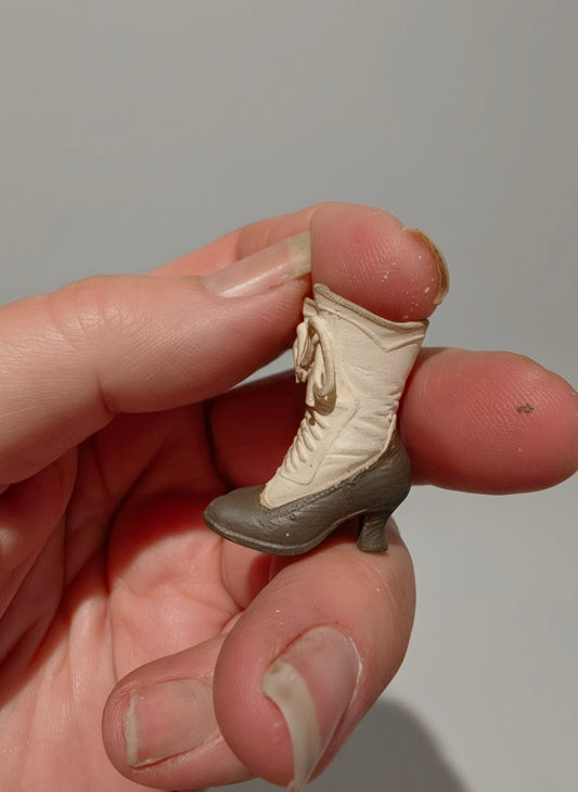 Miniatuur Victoriaanse Schoentjes in Twee Kleuren – Elegantie uit Vervlogen Tijden