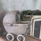 Miniatuur Oude Rieten Poppenwagen – Handgemaakt in Brocante Stijl 1:12