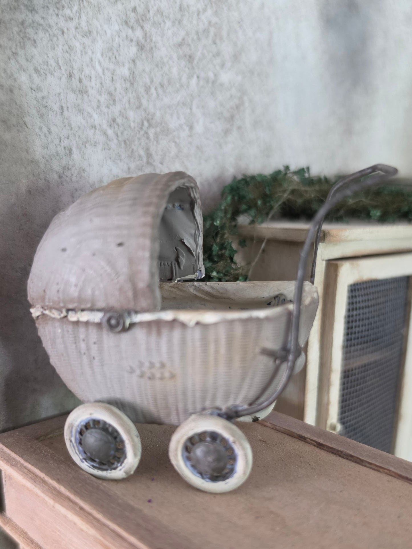 Miniatuur Oude Rieten Poppenwagen – Handgemaakt in Brocante Stijl 1:12
