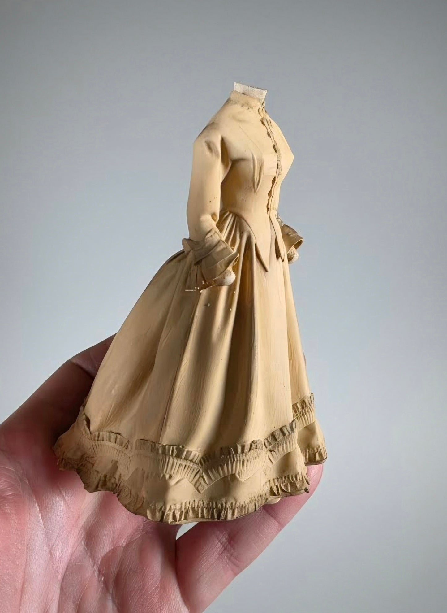 Miniatuur paspop met Victoriaanse jurk beige schaal 1 op 12 handgemaakt poppenhuis decoratie (kopie)