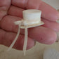 Miniatuur Elegant Hoedje met strik – Victoriaanse Brocante Charme