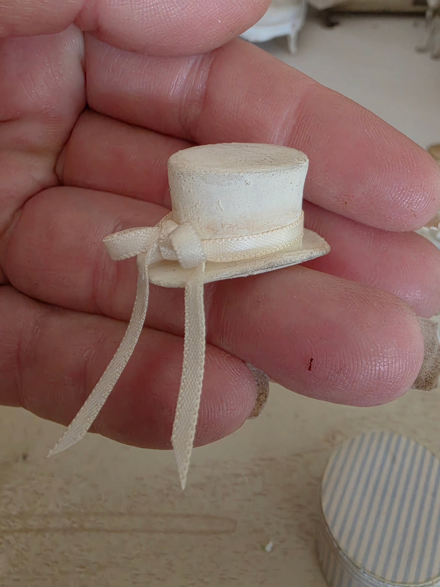 Miniatuur Elegant Hoedje met strik – Victoriaanse Brocante Charme