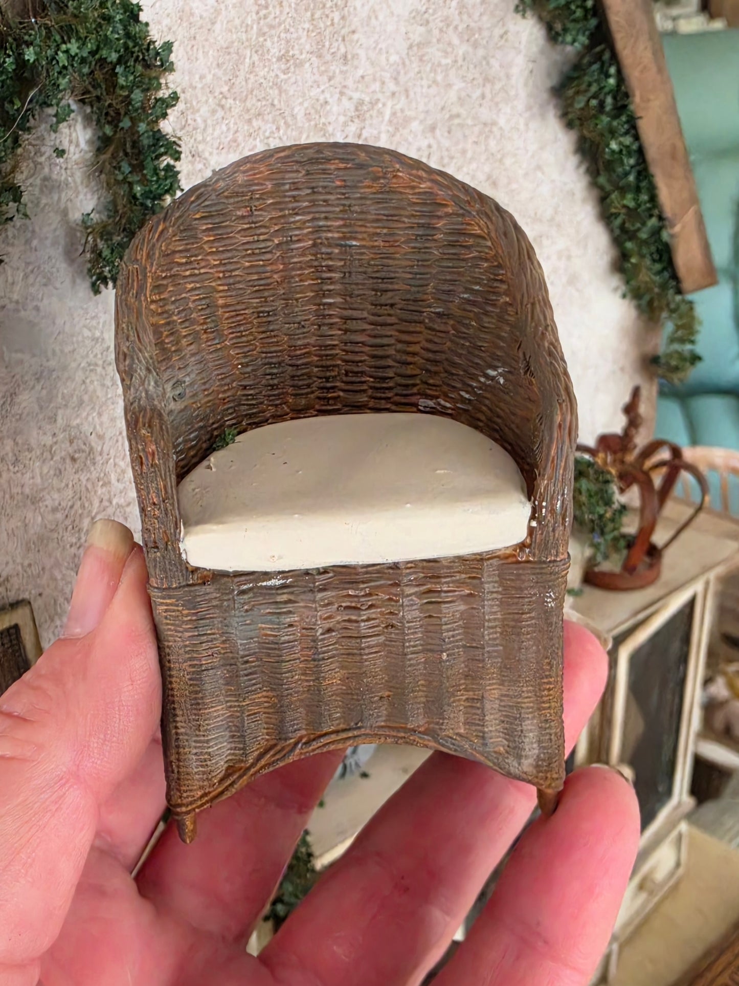 Miniatuur Brocante Rieten Stoel 1:12 | Handgemaakt & Handbeschilderd | Resin Rotan Stoel | Landelijke Poppenhuis Decoratie