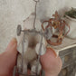 Miniatuur Oude Speelgoedbeer op Wielen – Handgemaakt in Brocante Stijl 1:12