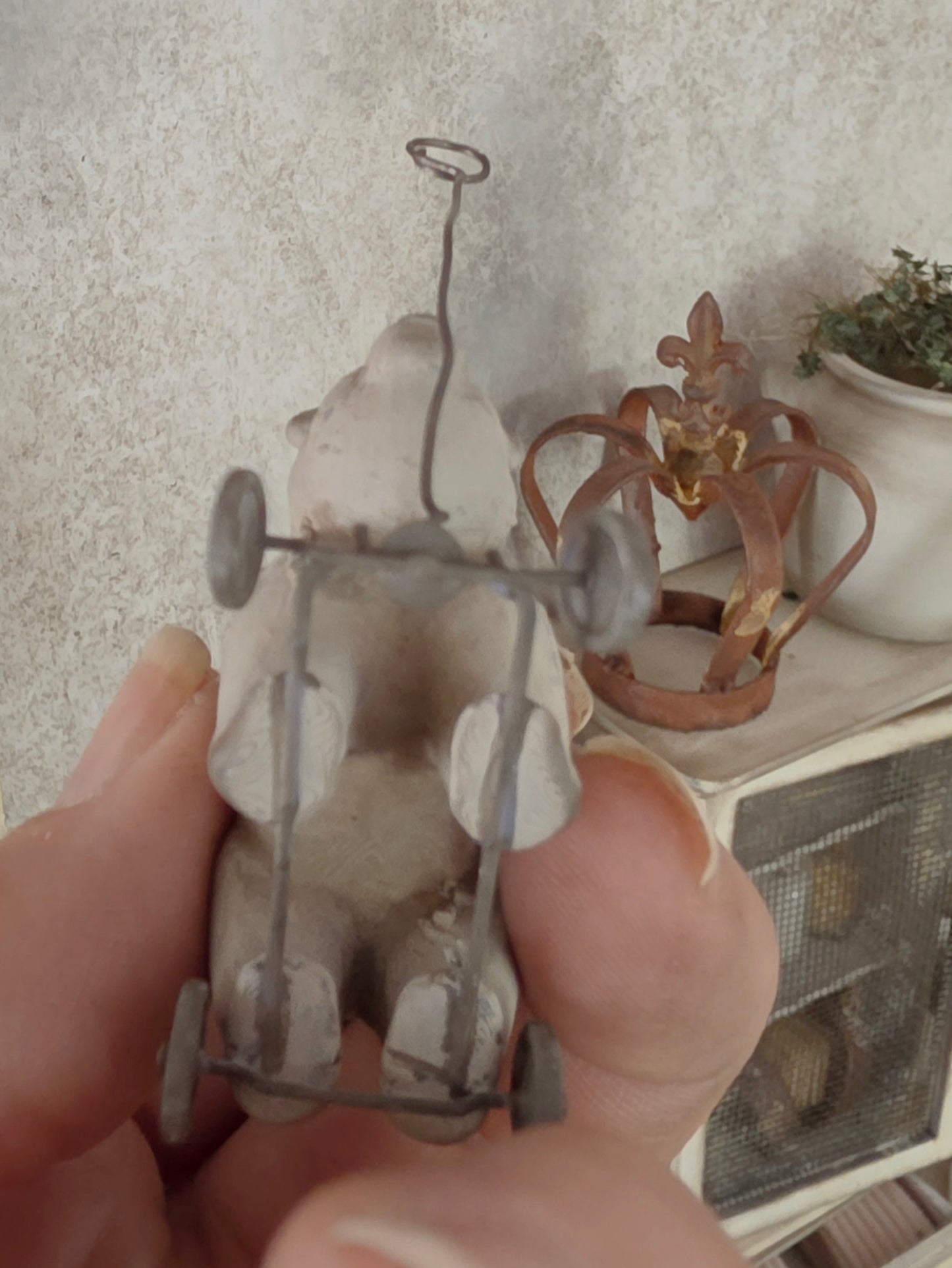 Miniatuur Oude Speelgoedbeer op Wielen – Handgemaakt in Brocante Stijl 1:12