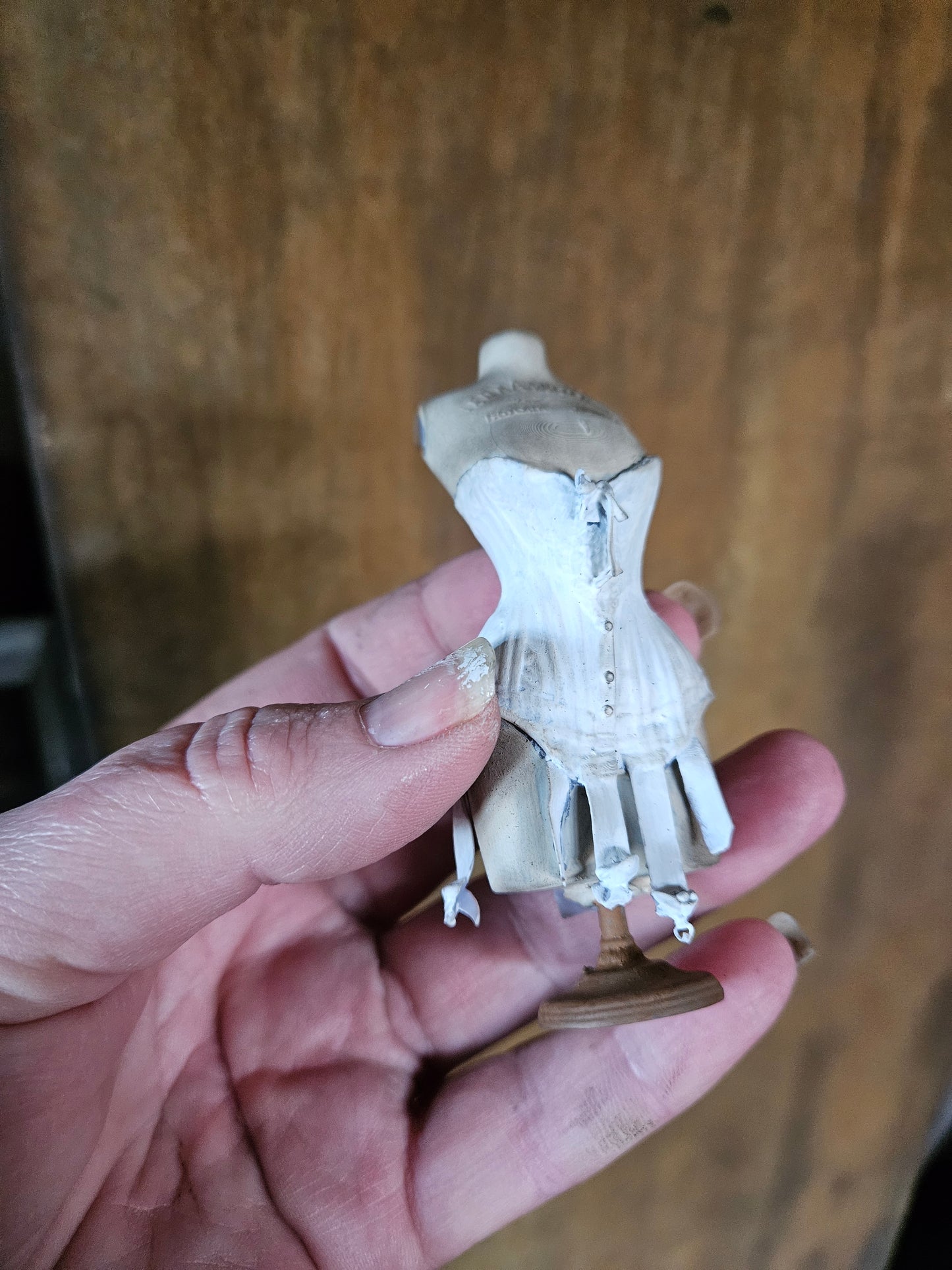 Handbeschilderde Miniatuur Corsetbuste met Corset – Schaal 1:12 – Unieke Franse Atelier Decoratie, poppenhuis, diorama