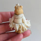 Romantische Miniatuur Beer in Jurkje 1:12 Handgemaakt en Handbeschilderd Uniek Poppenhuis Accessoire