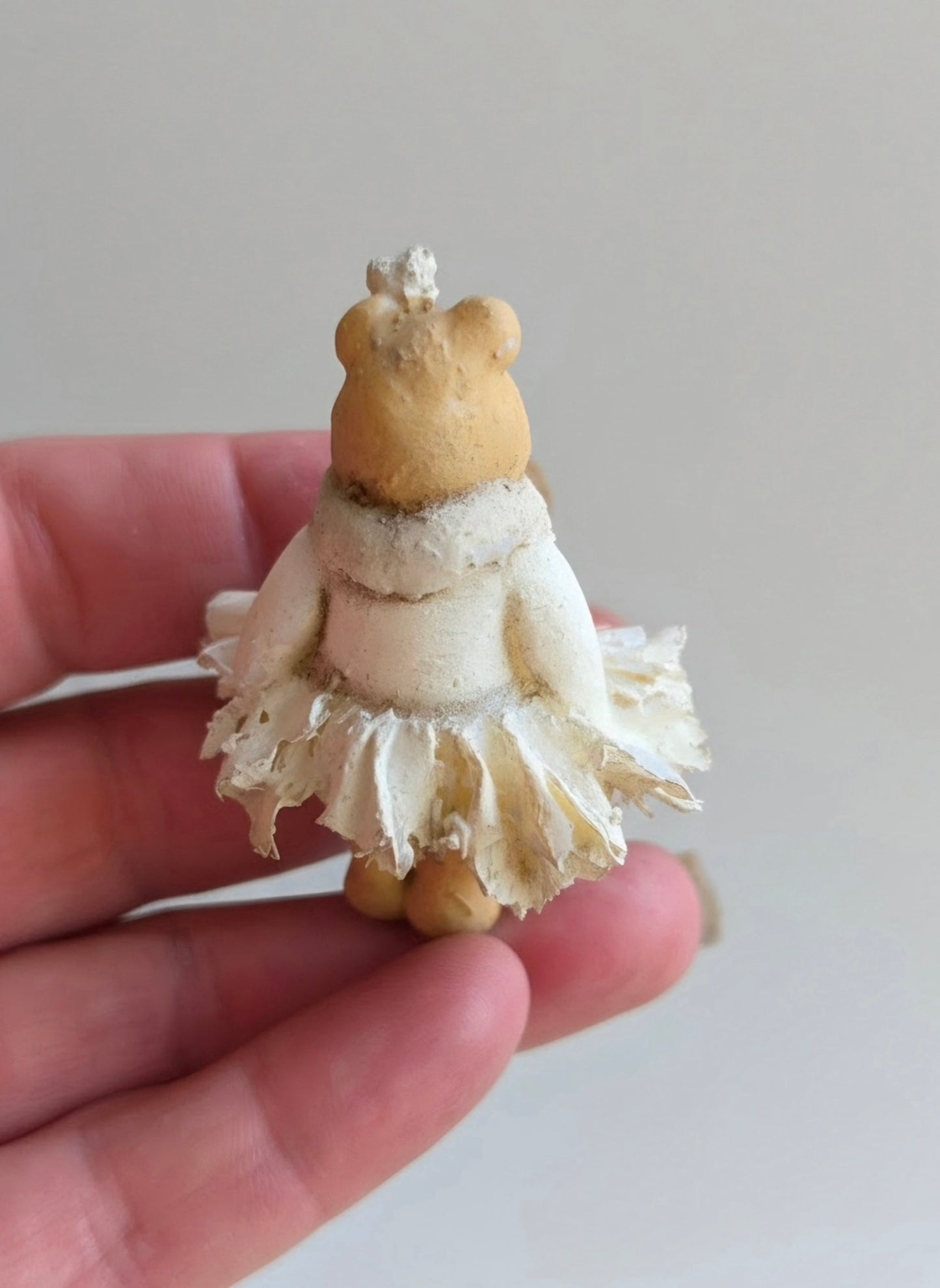 Romantische Miniatuur Beer in Jurkje 1:12 Handgemaakt en Handbeschilderd Uniek Poppenhuis Accessoire