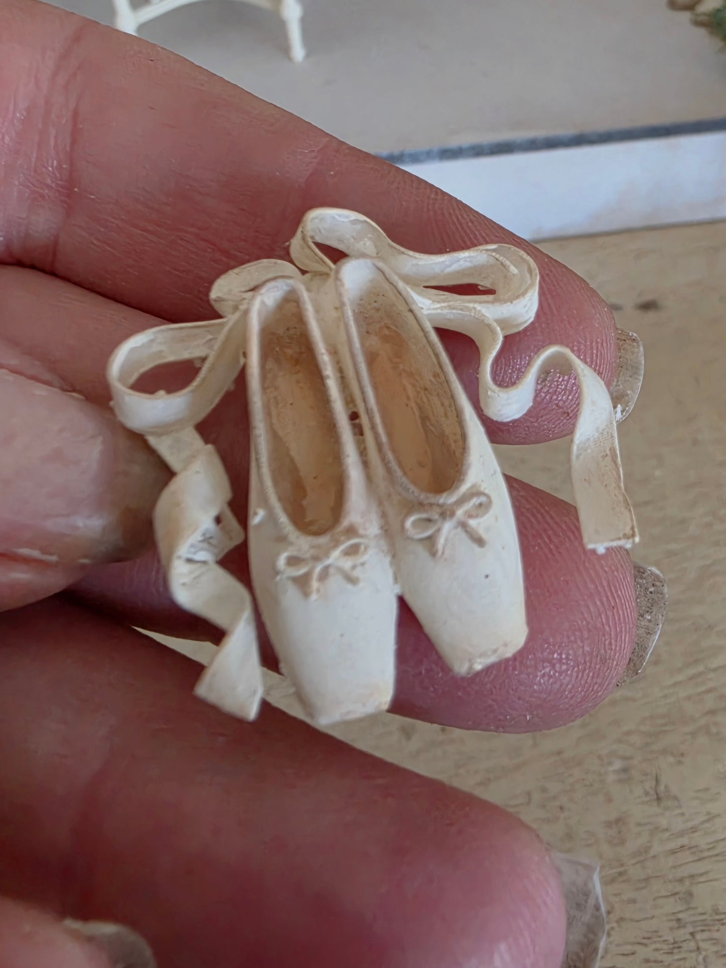 Miniatuur Balletschoentjes met Linten – Victoriaanse Elegantie
