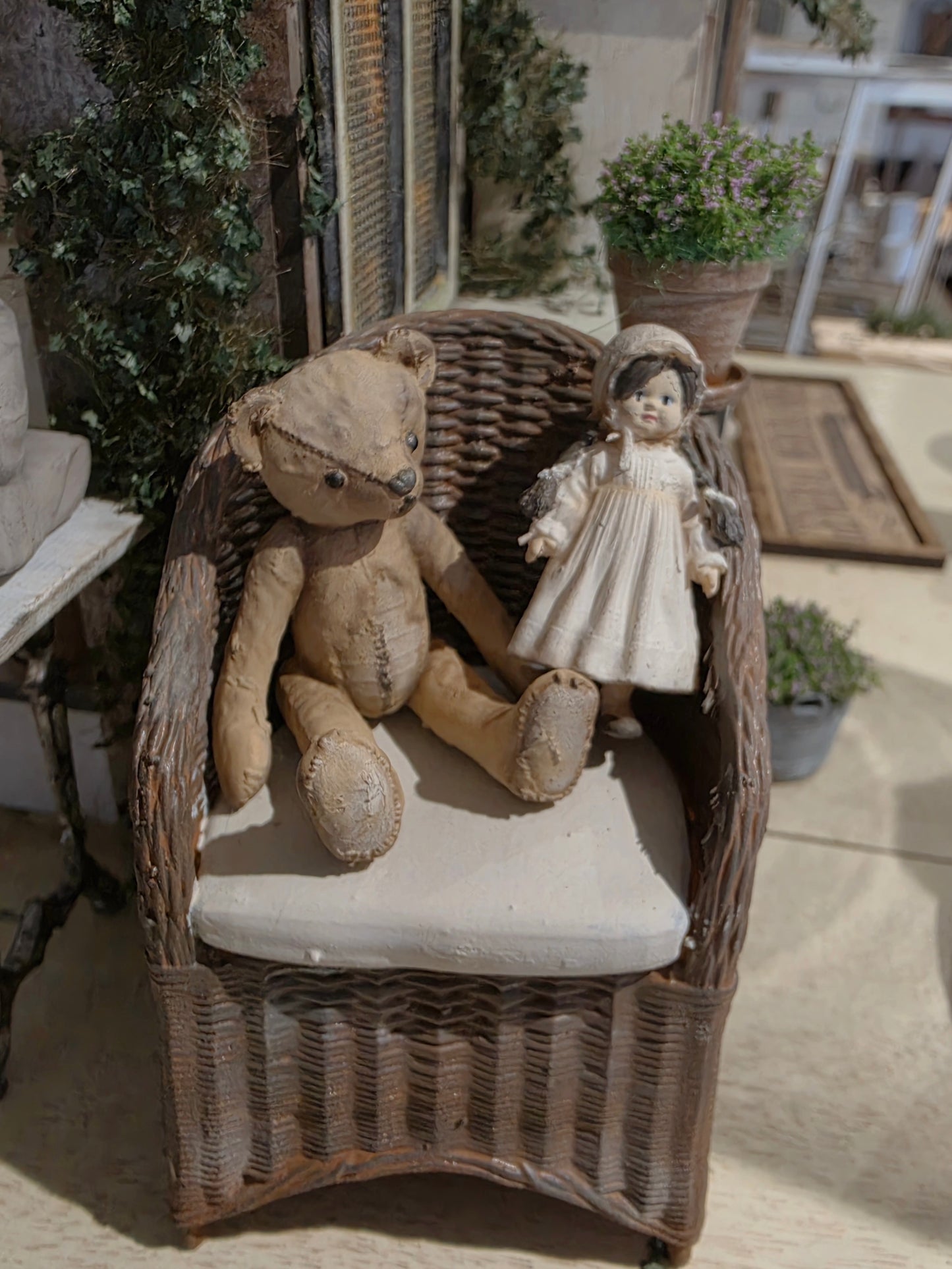 Miniatuur Brocante Rieten Stoel 1:12 | Handgemaakt & Handbeschilderd | Resin Rotan Stoel | Landelijke Poppenhuis Decoratie