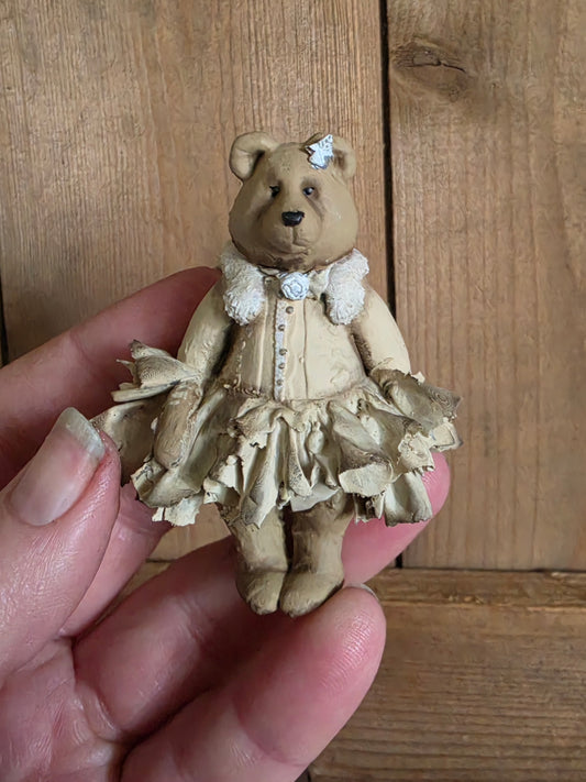 Romantische Miniatuur Beer in Jurkje 1:12 Handgemaakt en Handbeschilderd Uniek Poppenhuis Accessoire