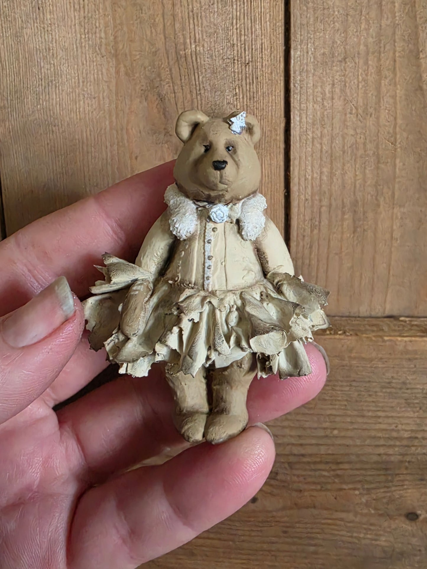 Romantische Miniatuur Beer in Jurkje 1:12 Handgemaakt en Handbeschilderd Uniek Poppenhuis Accessoire