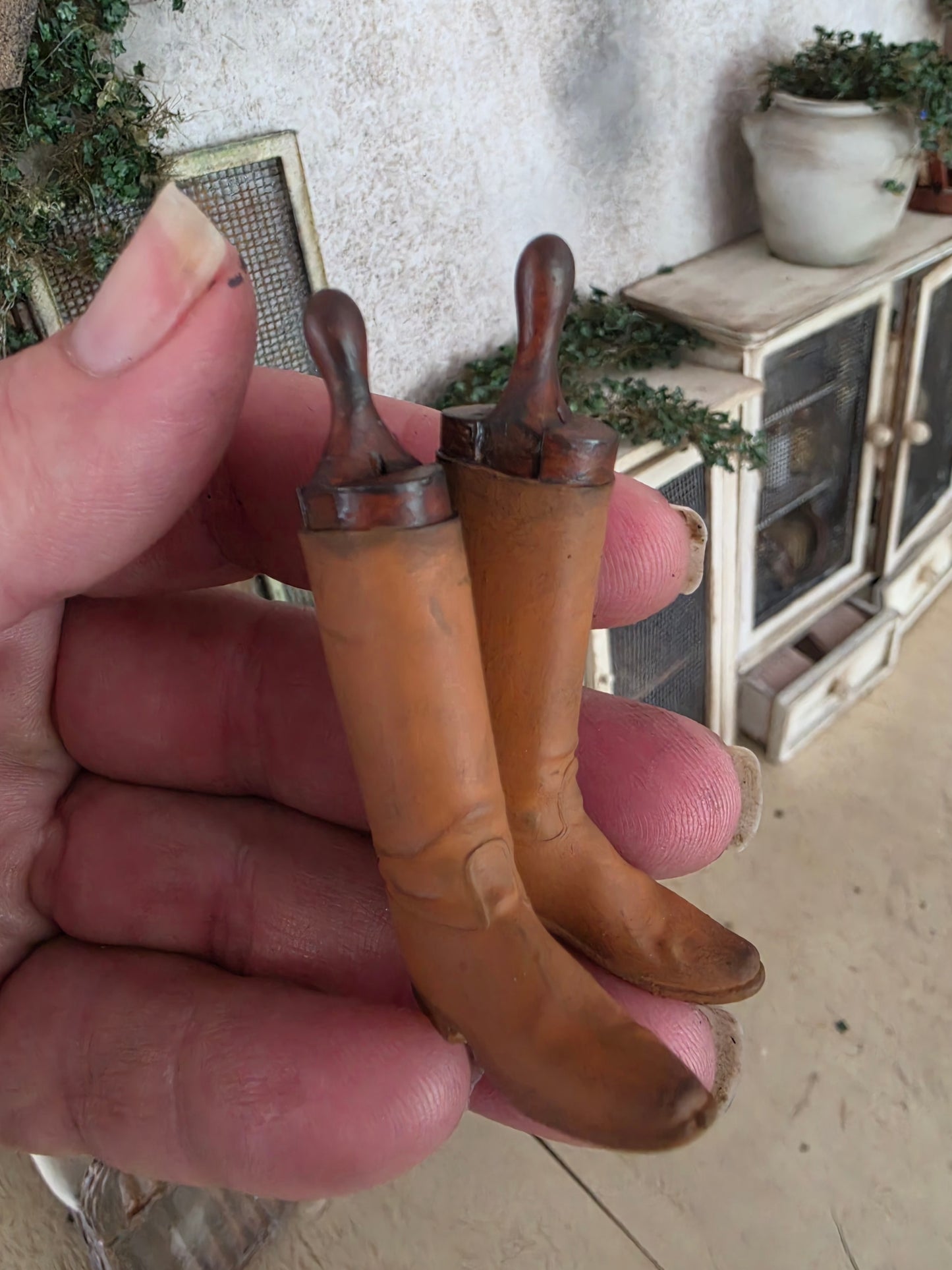 Miniatuur Vintage Paardrijlaarzen – Handgemaakt in Brocante Stijl 1:12