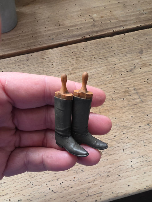 Miniatuur victoriaanse laarzen met houten houders (Schaal 1:12) Poppenhuis Accessoire/Diorama