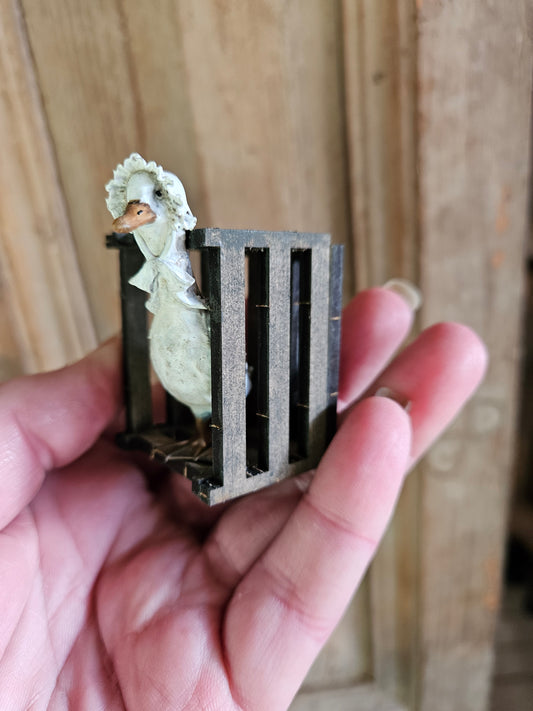 Miniatuur Witte Gans  in Houten Krat – 1:12 – Pasen, Lente – Handbeschilderd Poppenhuis Diorama