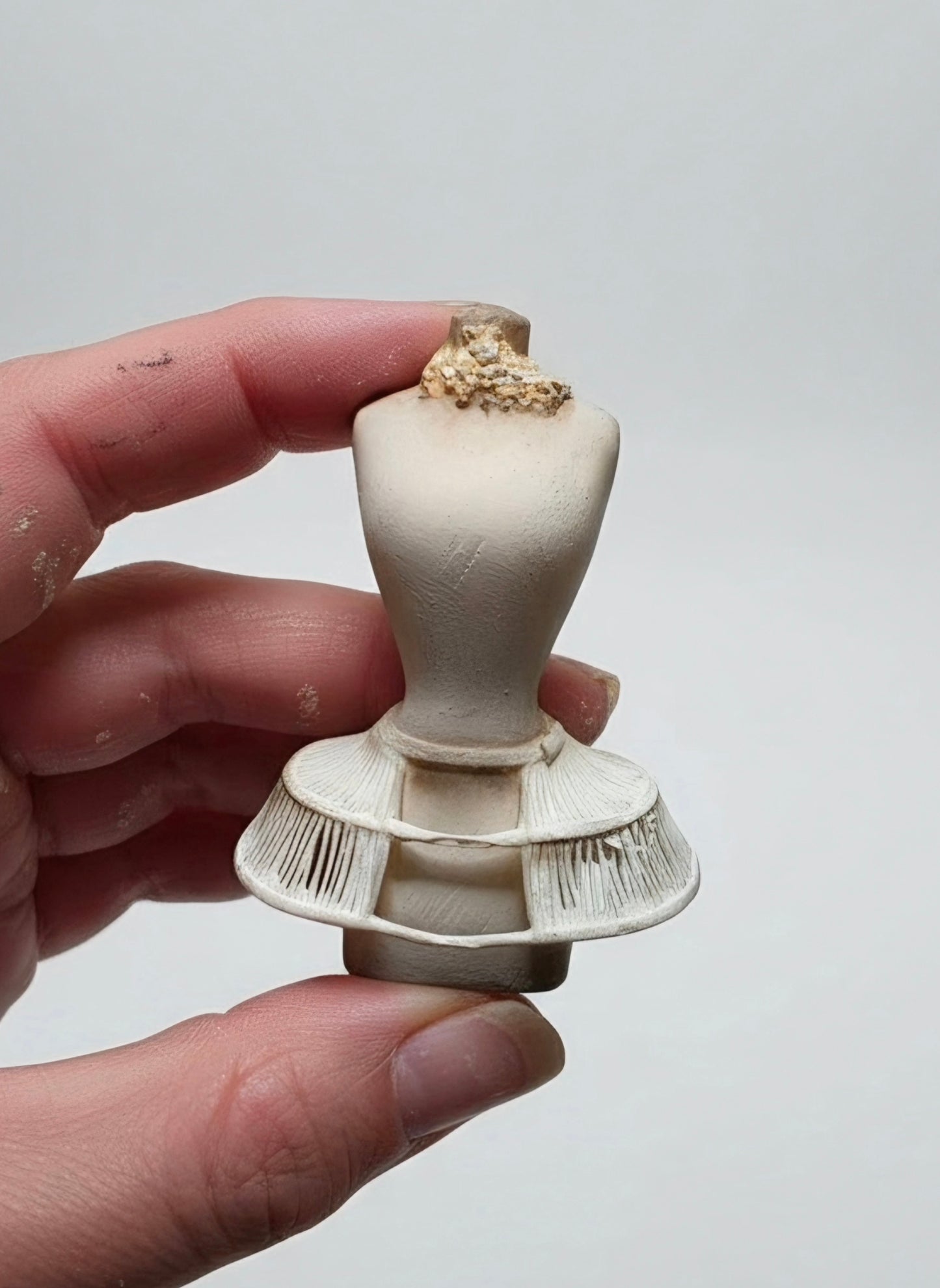 Miniatuur Buste met Crinoline – Victoriaanse Couture in Brocante Stijl