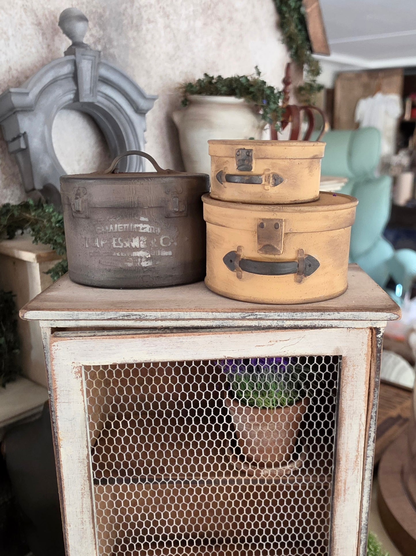 Miniatuur Brocante Ronde Koffertje 1:12 | Handgemaakt & Handbeschilderd | Resin Vintage Koffertje | Poppenhuis Accessoire