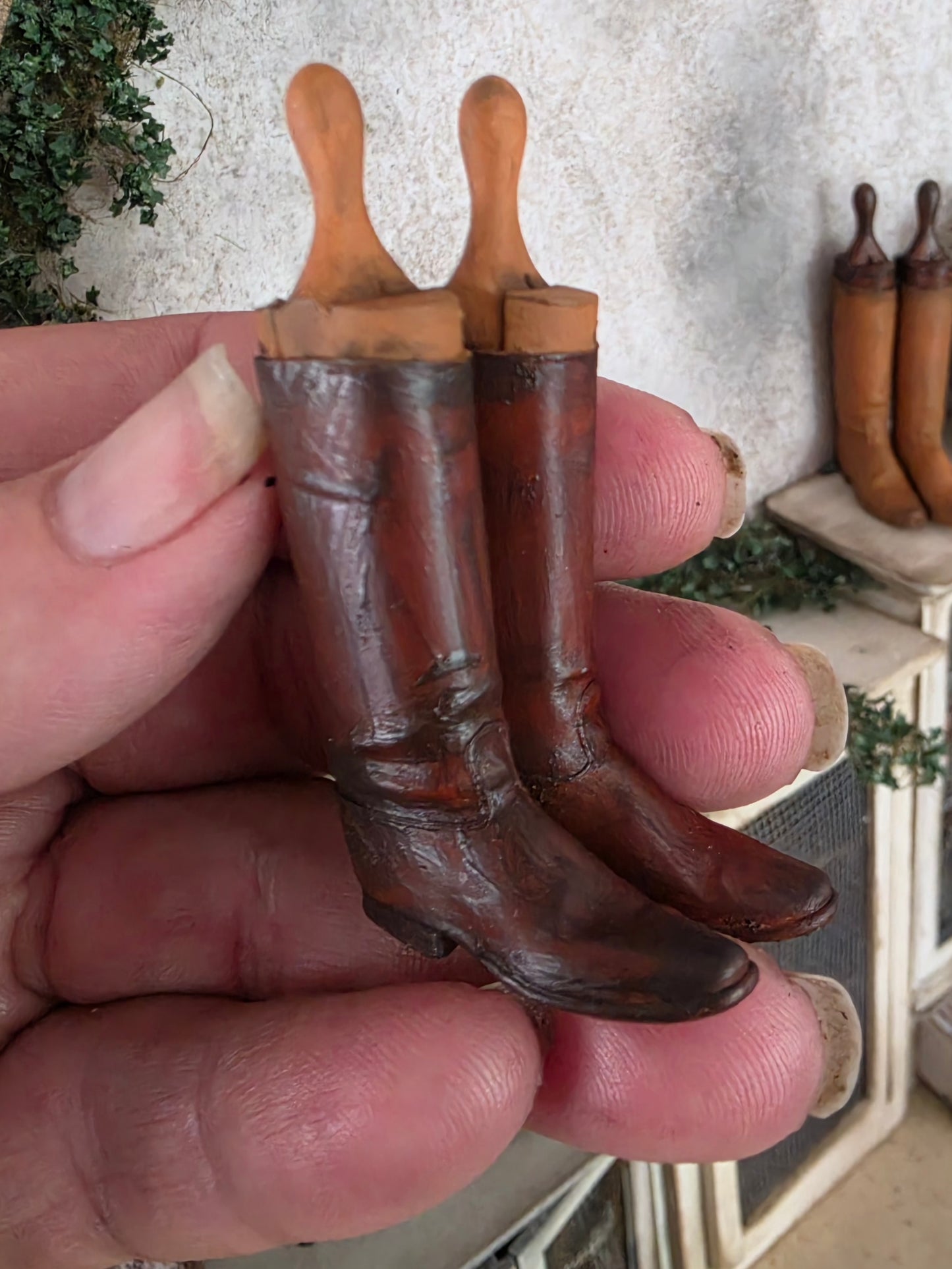 Miniatuur Vintage Paardrijlaarzen – Handgemaakt in Brocante Stijl 1:12