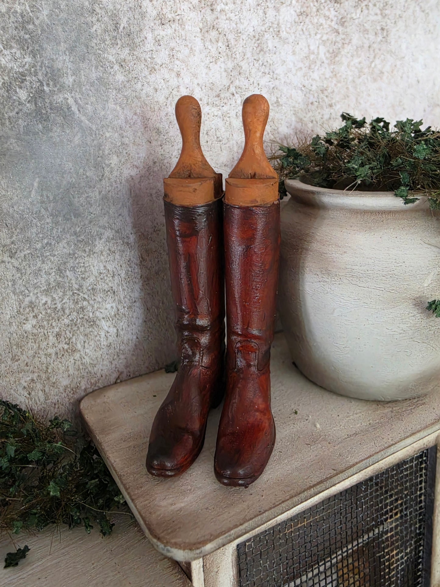 Miniatuur Vintage Paardrijlaarzen – Handgemaakt in Brocante Stijl 1:12