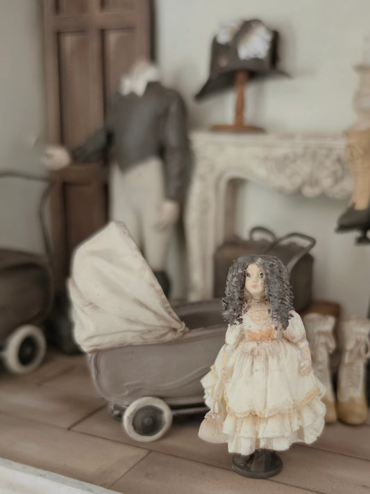 Miniatuur meisjespop – handbeschilderde vintage poppenhuis decoratie
