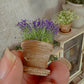 Miniatuur Lavendelplantje in Verweerd Terracotta Potje – Handgemaakt in Brocante Stijl 1:12