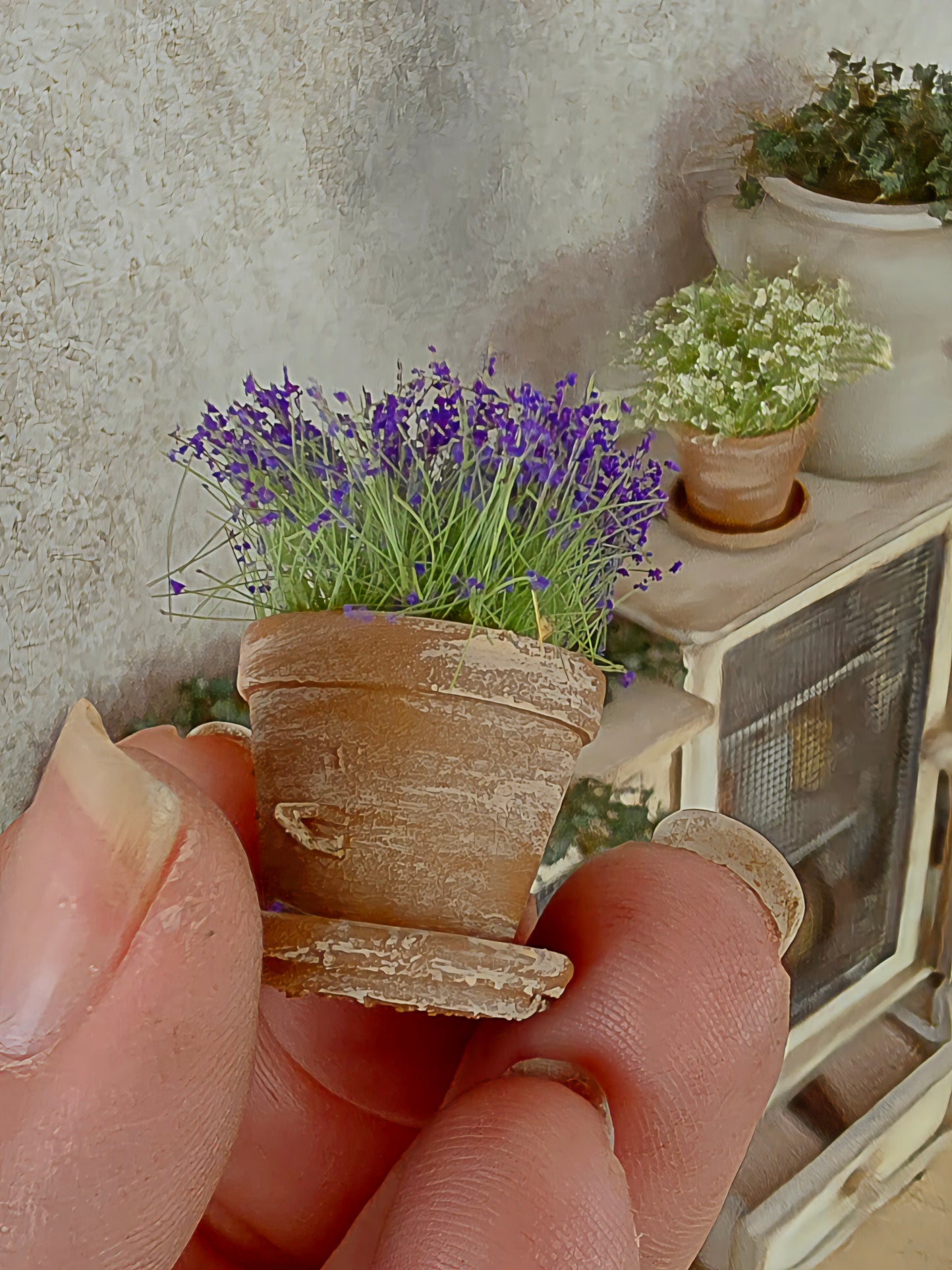 Miniatuur Lavendelplantje in Verweerd Terracotta Potje – Handgemaakt in Brocante Stijl 1:12
