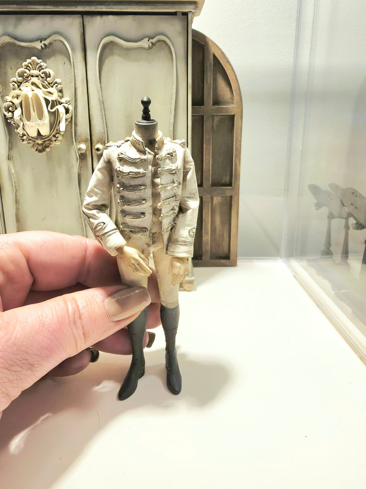 Miniatuur Napoleontisch Uniform op Paspop | Historisch Officierskostuum | Brocante Miniatuur | Handbeschilderd Resin