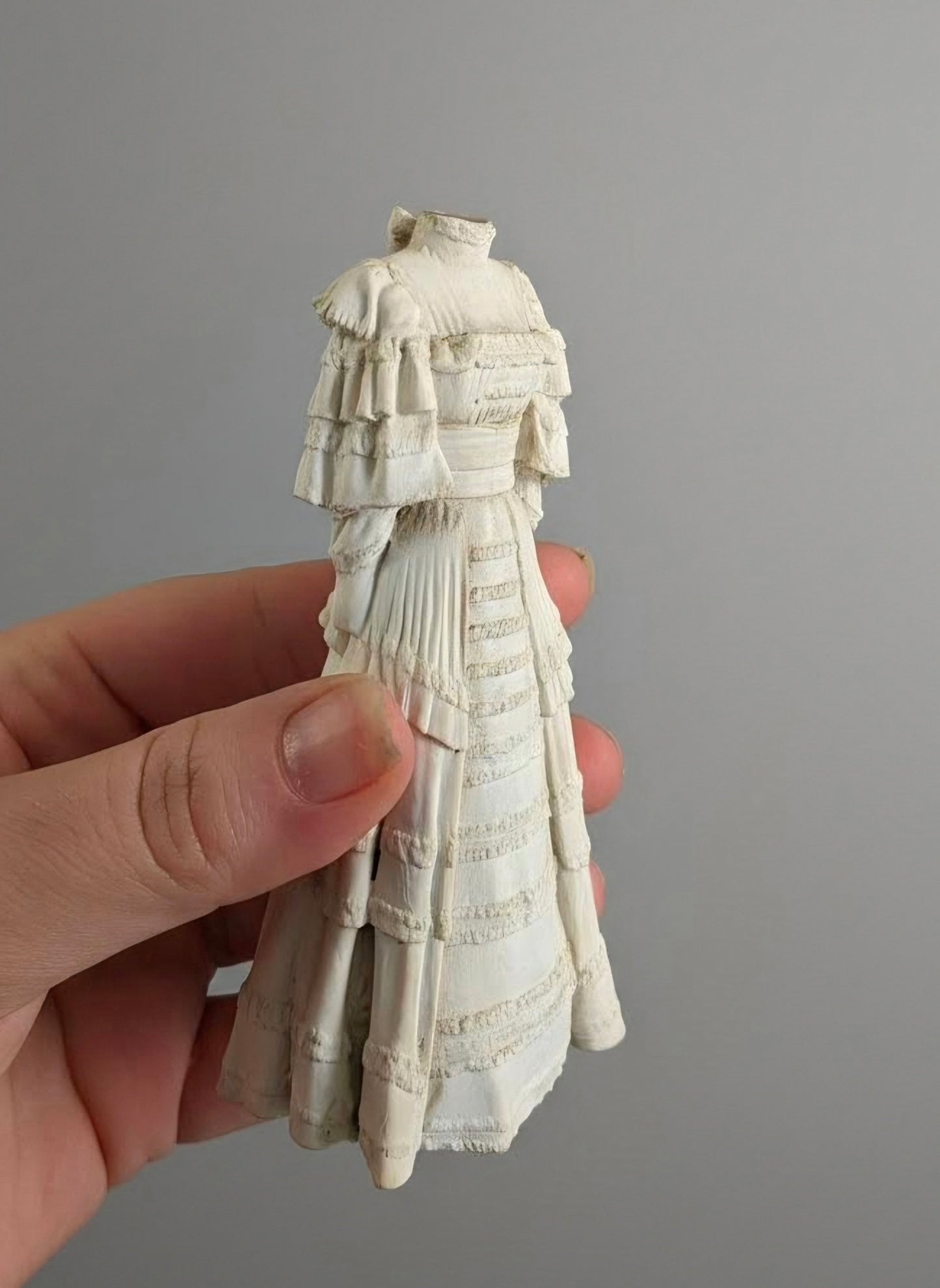 Miniatuur antieke kanten jurk op paspop schaal 1 12 poppenhuis accessoire vintage mode diorama