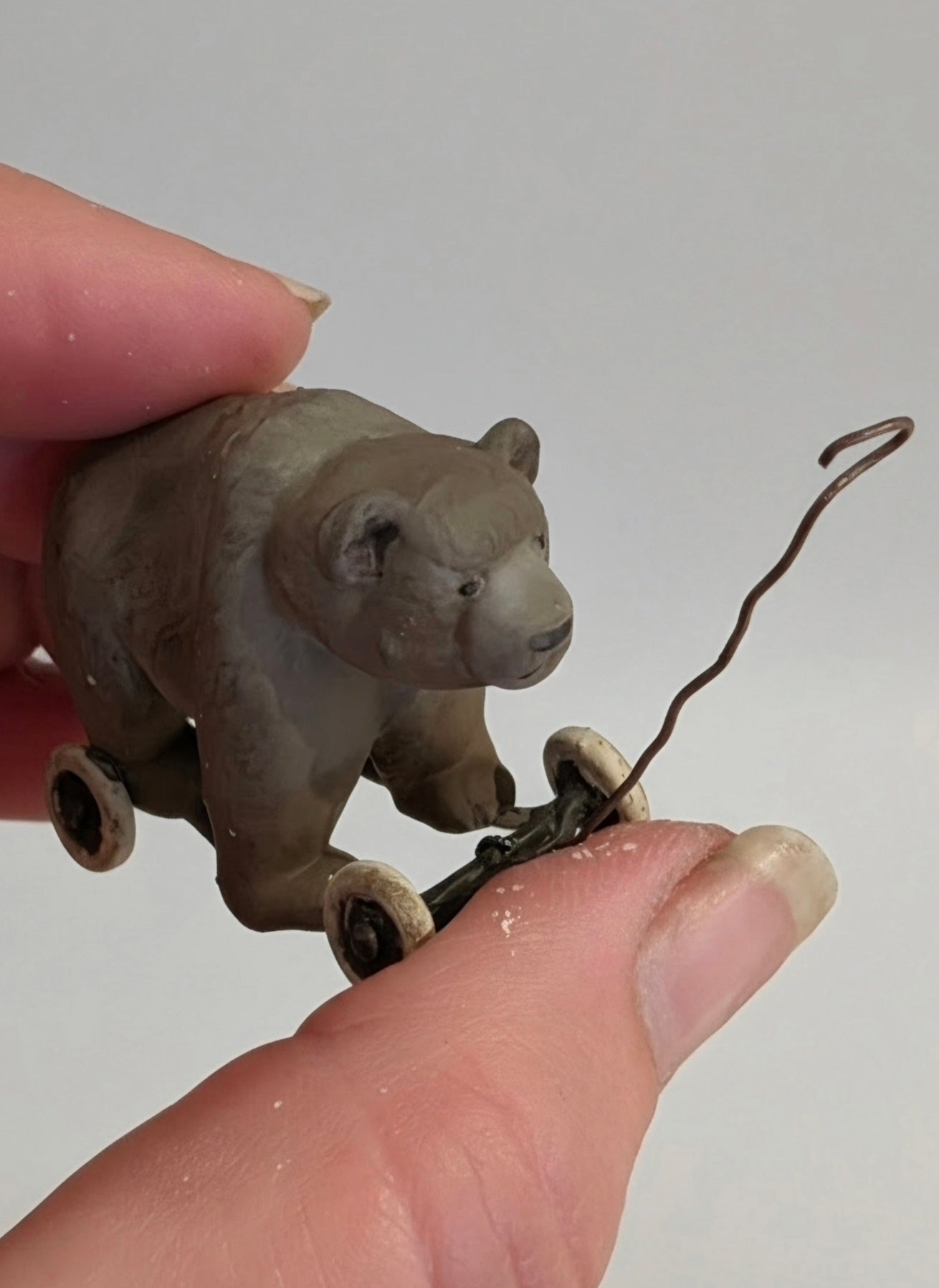 Miniatuur Oude Speelgoedbeer op Wielen – Nostalgische Brocante Charme