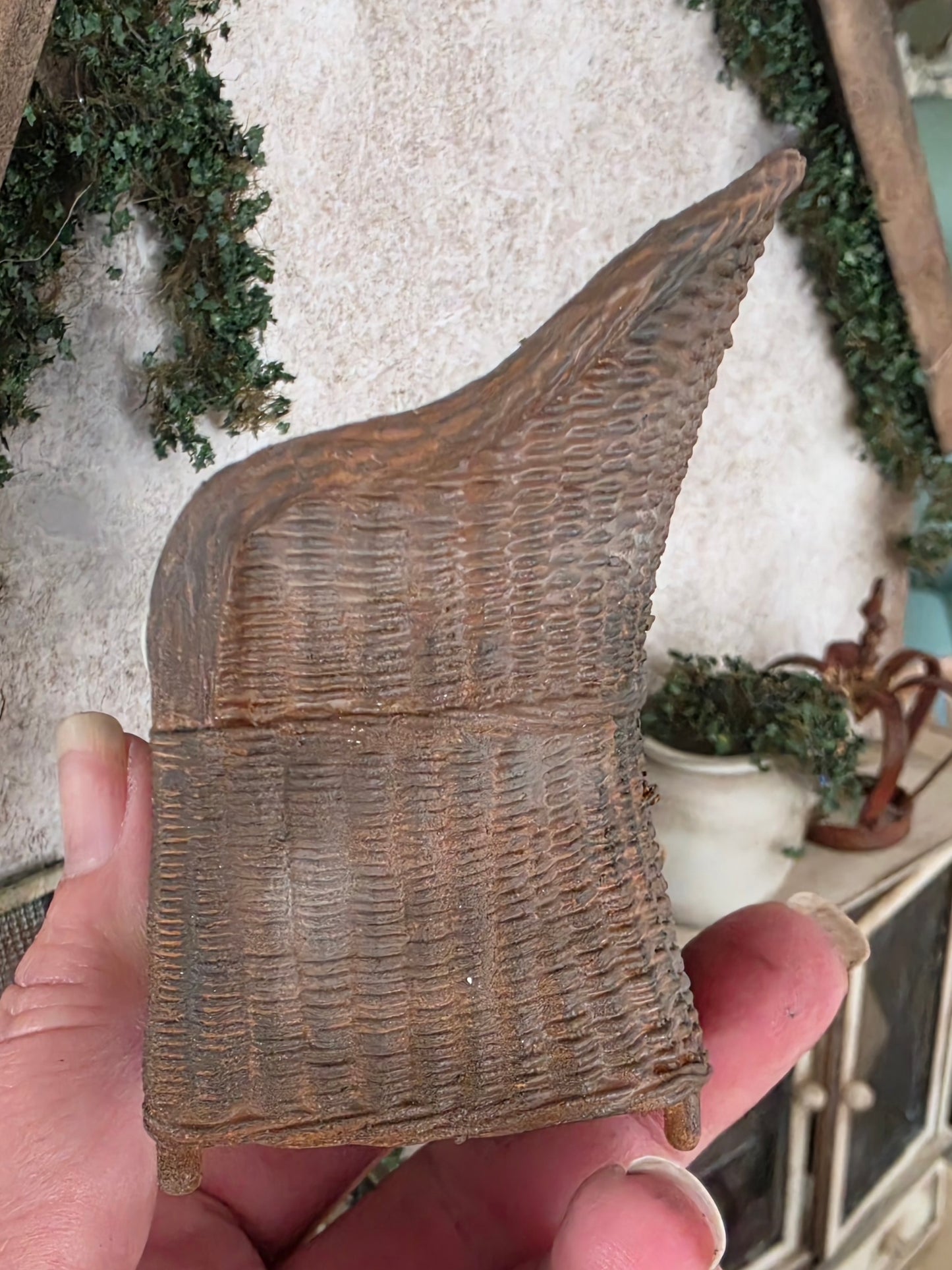 Miniatuur Brocante Rieten Stoel 1:12 | Handgemaakt & Handbeschilderd | Resin Rotan Stoel | Landelijke Poppenhuis Decoratie
