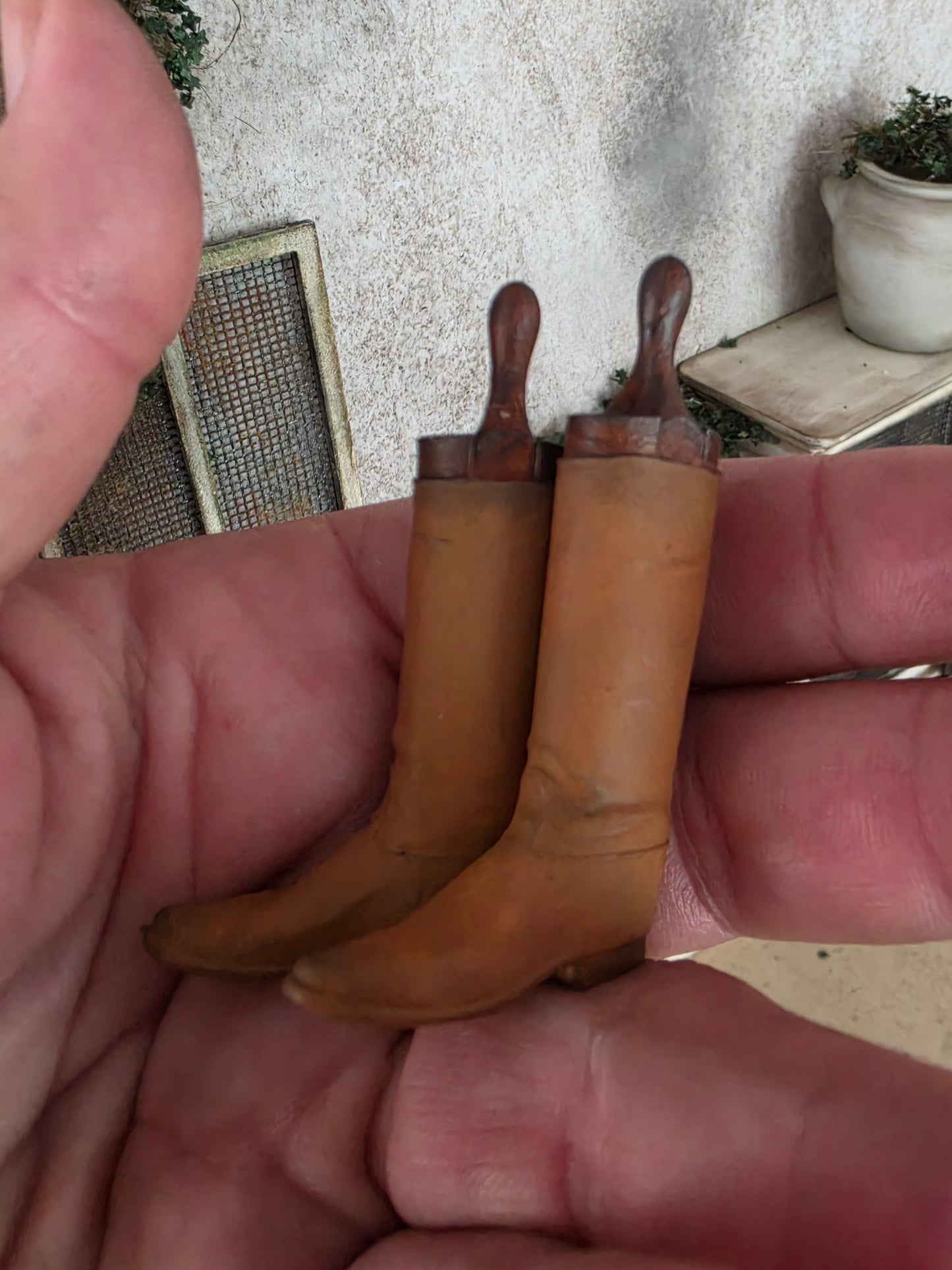 Miniatuur Vintage Paardrijlaarzen – Handgemaakt in Brocante Stijl 1:12