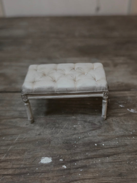 Miniatuur gecapitonneerd krukje – handbeschilderde vintage brocante decoratie