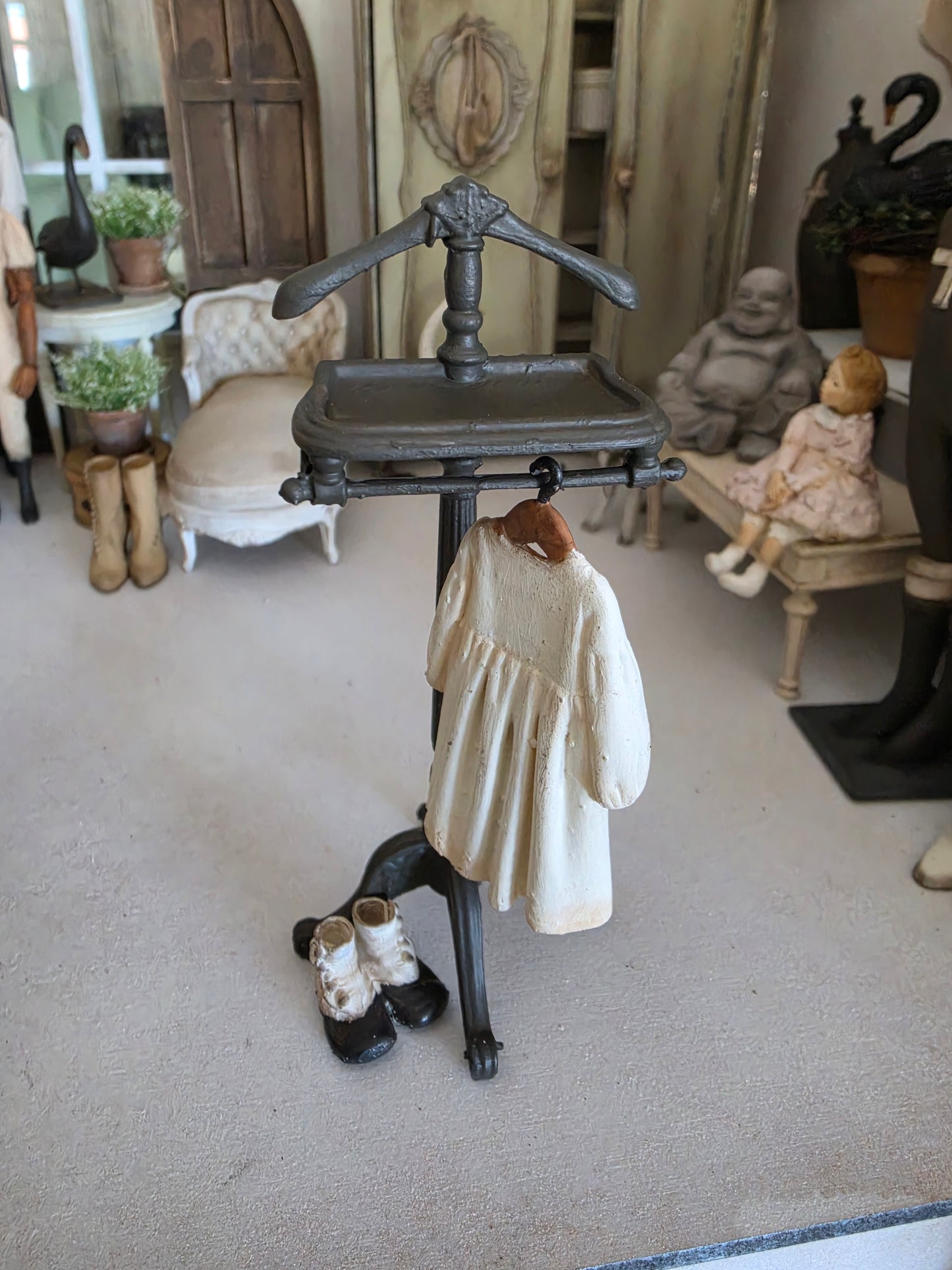 Miniatuur Victoriaans Jurkje op Hanger – Romantische Brocante Elegantie