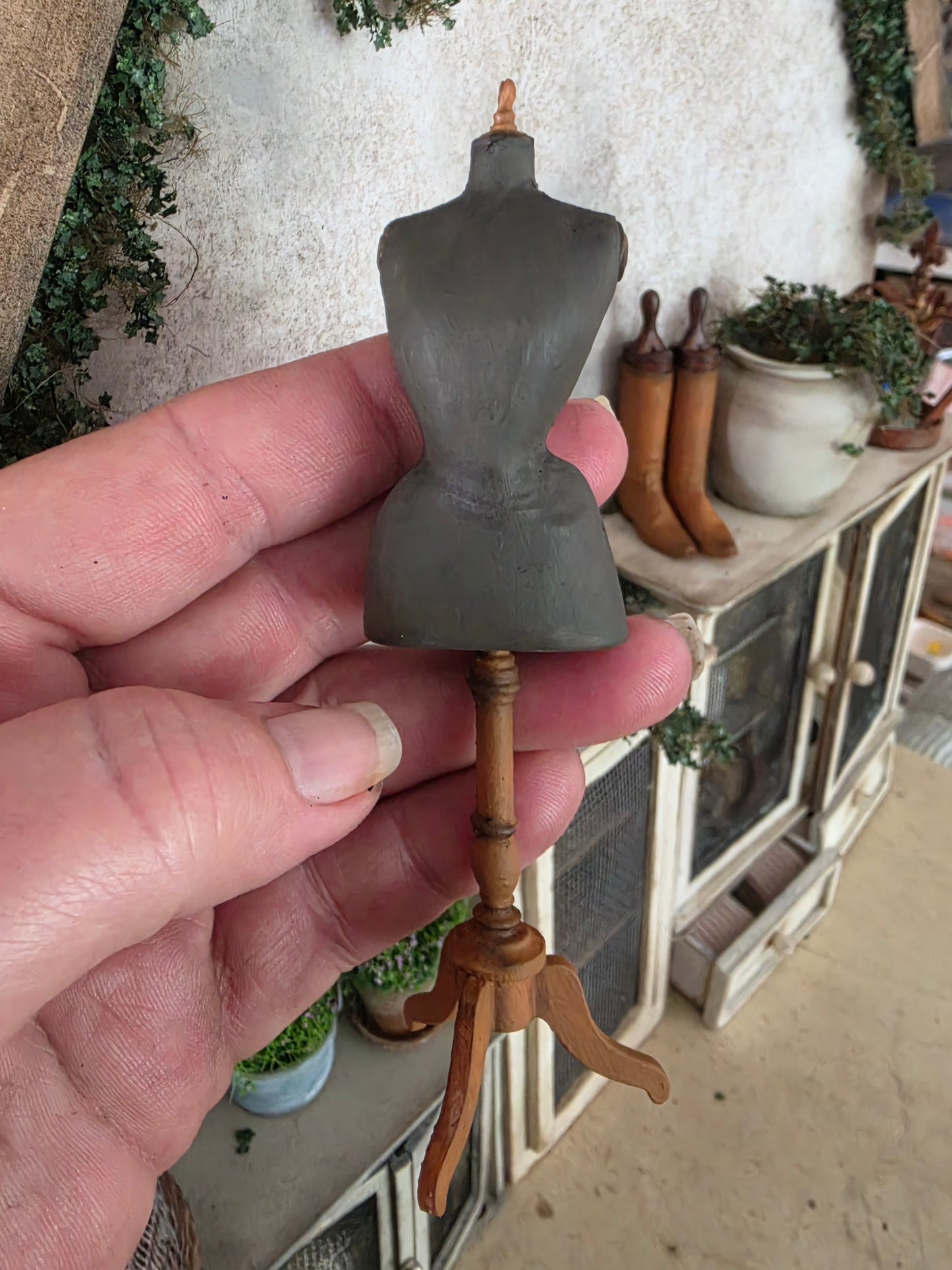Miniatuur Duivenborst Paspop op Driepoot – Handgemaakt in Brocante Stijl 1:12