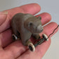 Miniatuur Oude Speelgoedbeer op Wielen – Nostalgische Brocante Charme
