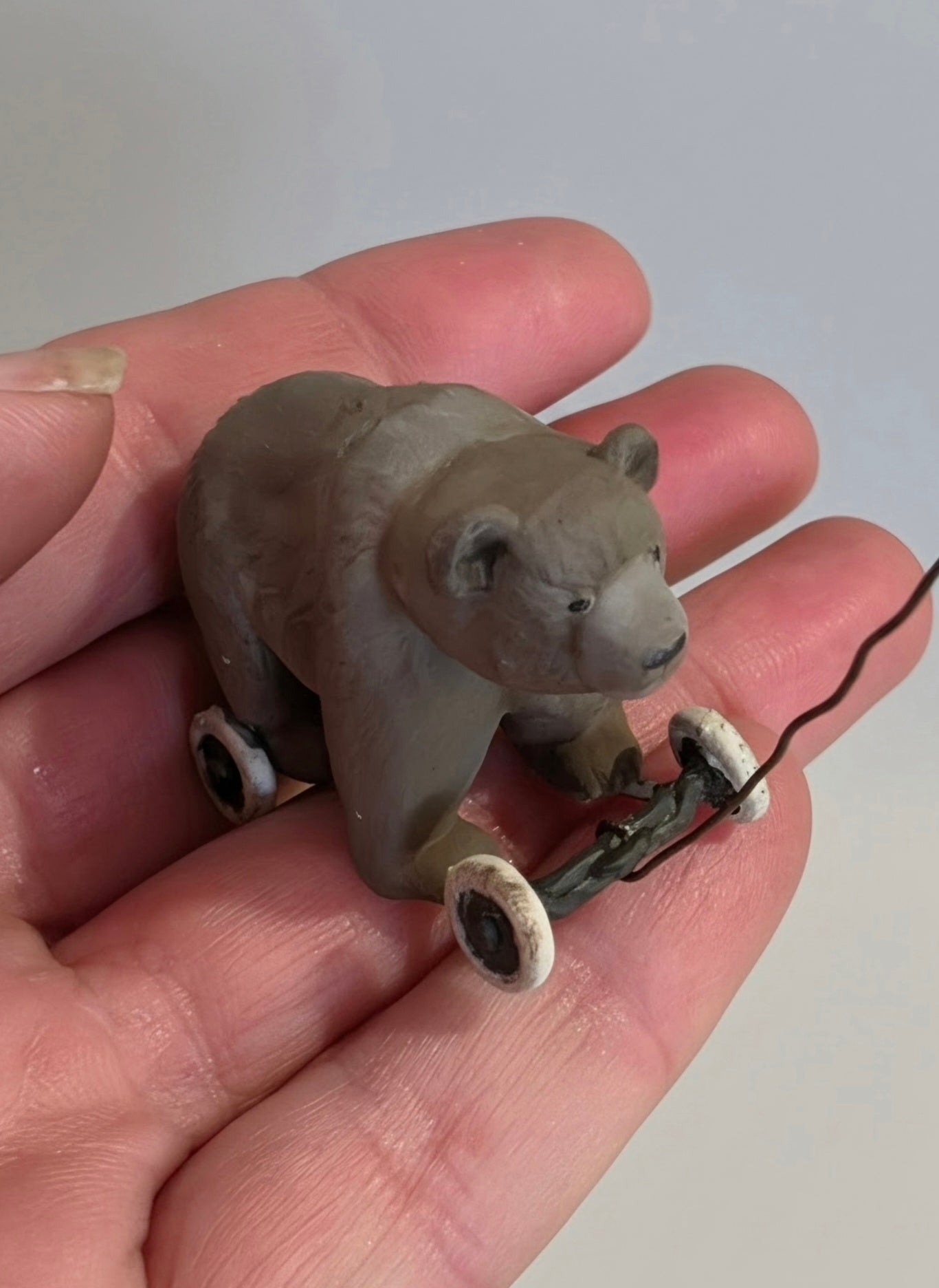 Miniatuur Oude Speelgoedbeer op Wielen – Nostalgische Brocante Charme