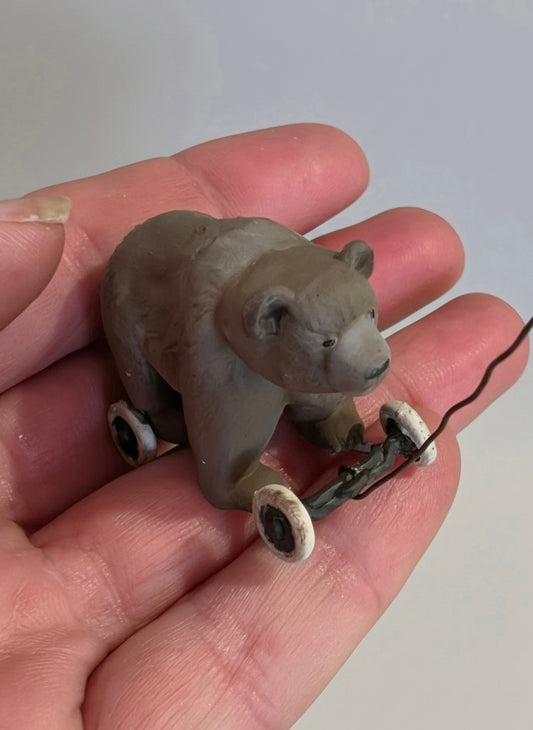 Miniatuur Oude Speelgoedbeer op Wielen – Nostalgische Brocante Charme