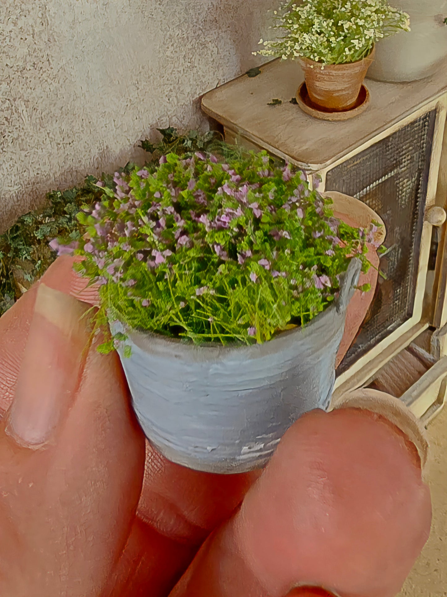 Miniatuur Lila Plantje in Verweerd Zinken Teiltje – Handgemaakt in Brocante Stijl 1:12