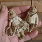 Romantische Miniatuur Beer in Jurkje 1:12 Handgemaakt en Handbeschilderd Uniek Poppenhuis Accessoire