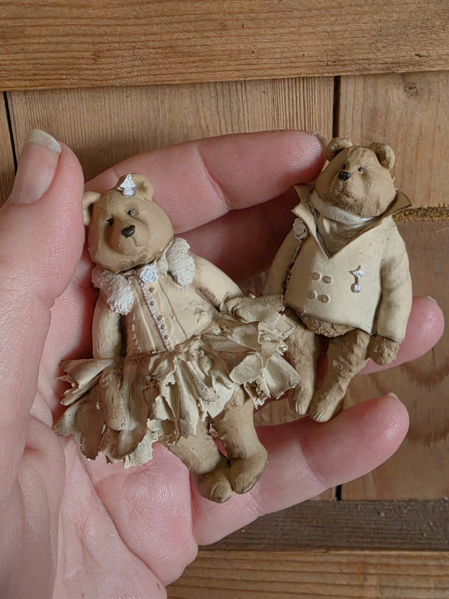 Romantische Miniatuur Beer in Jurkje 1:12 Handgemaakt en Handbeschilderd Uniek Poppenhuis Accessoire