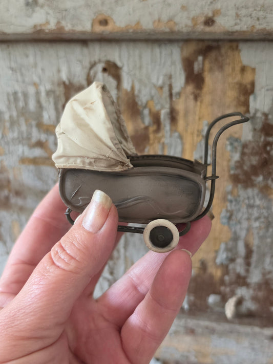 Miniatuur Kinderwagen – Handbeschilderde Vintage Poppenwagen – Brocante Poppenhuis Decoratie