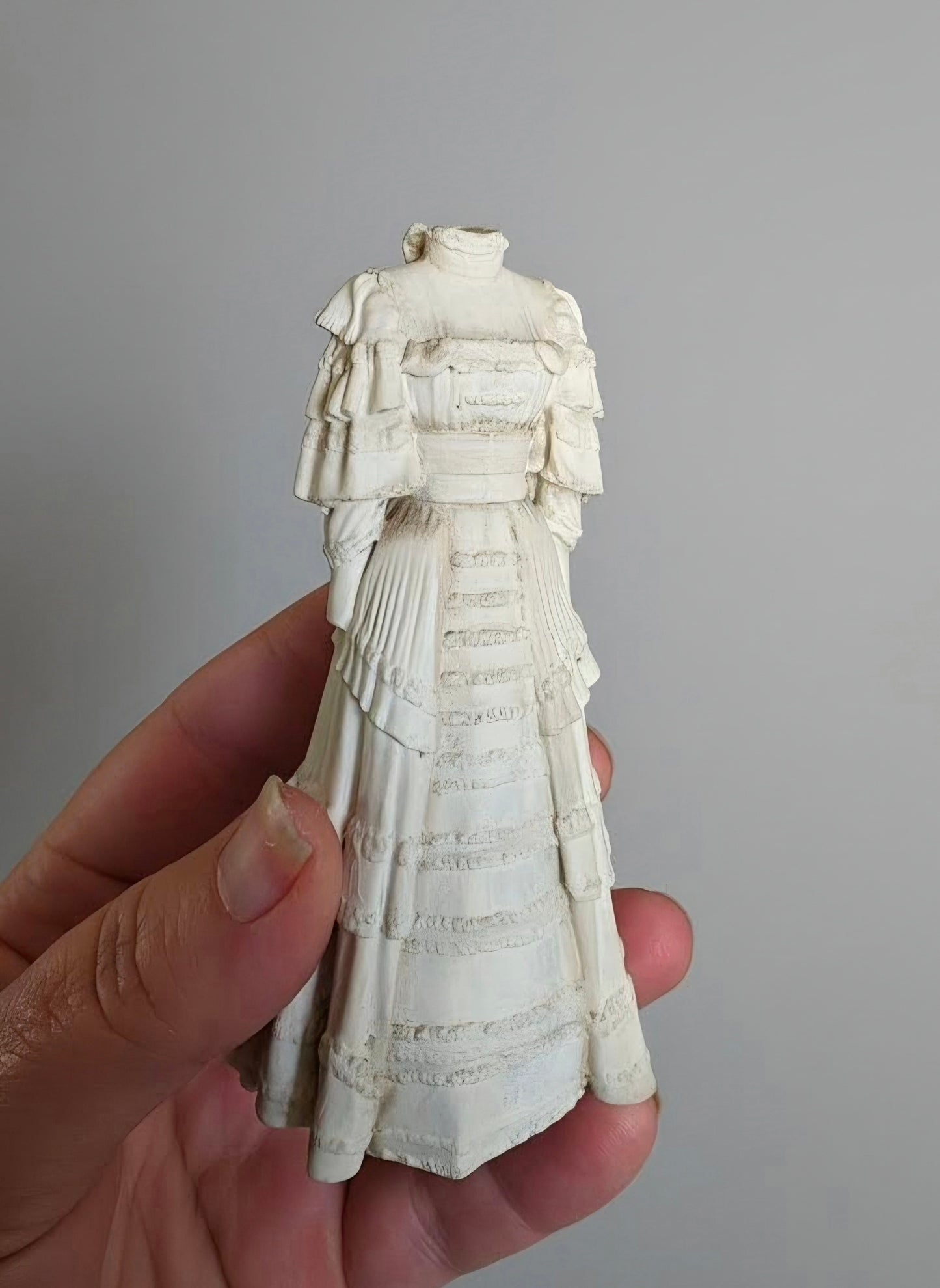 Miniatuur antieke kanten jurk op paspop schaal 1 12 poppenhuis accessoire vintage mode diorama